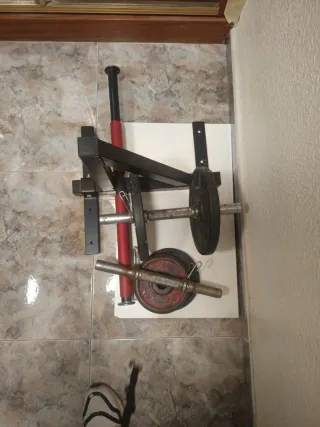 Pesas y barra de gimnasio