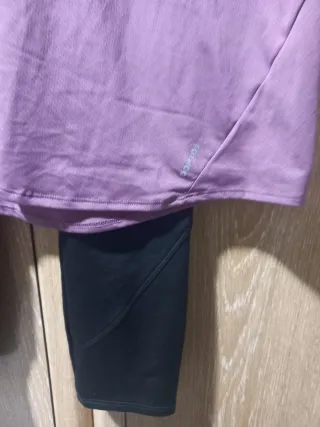 Conjunto deportivo camiseta y mallas