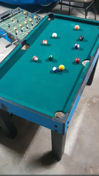 Futbolín y mesa de billar
