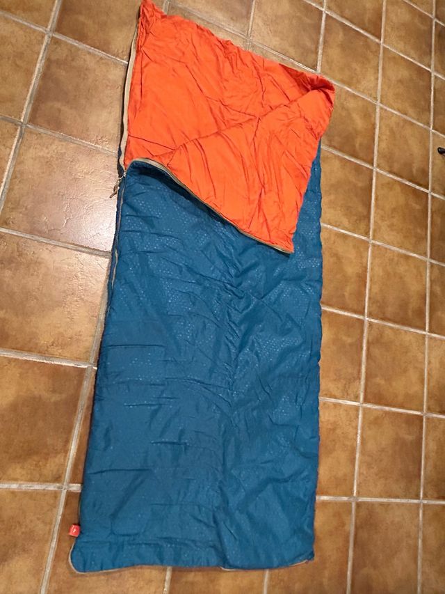 Saco de dormir naranja y azul
