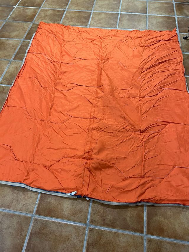 Saco de dormir naranja y azul