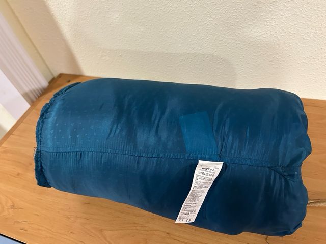 Saco de dormir naranja y azul