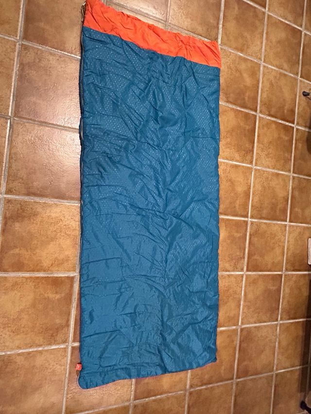 Saco de dormir naranja y azul