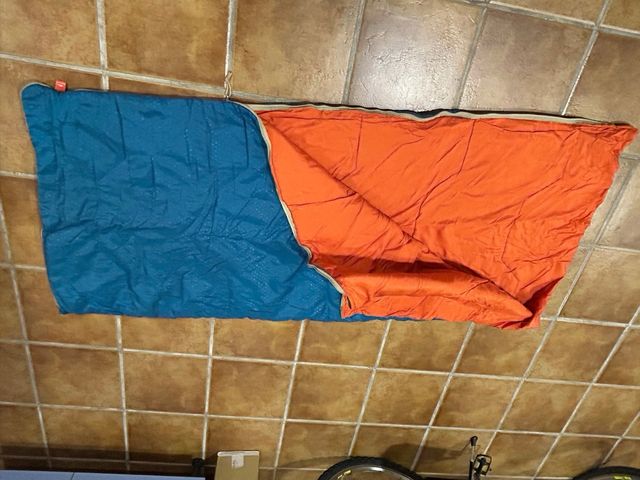 Saco de dormir naranja y azul