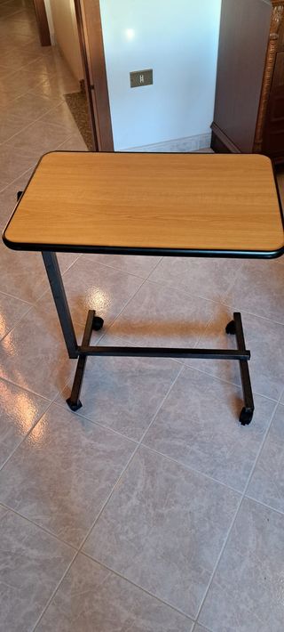 Tavolino ausiliario regolabile
