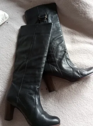 Botas de piel negras con tacón