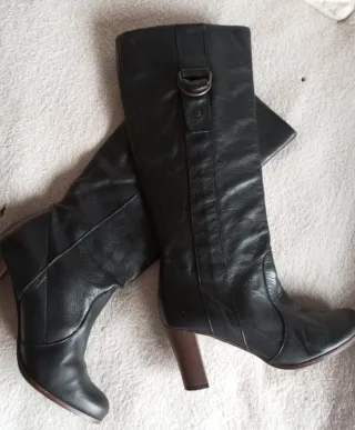 Botas de piel negras con tacón