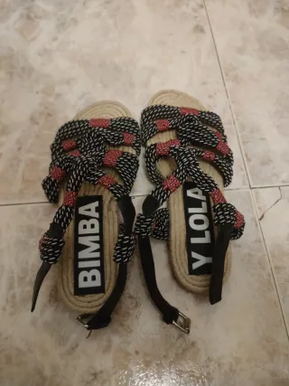 Sandalias Bimba y Lola negras y rosas