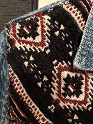 Chaqueta tejana oversize con detalles étnicos