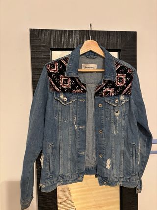 Chaqueta tejana oversize con detalles étnicos