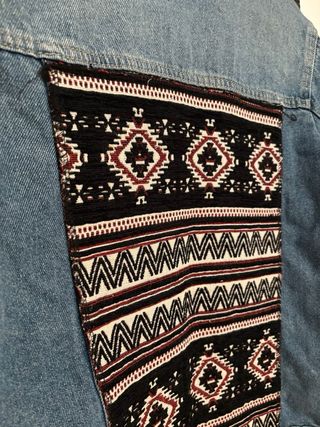 Chaqueta tejana oversize con detalles étnicos