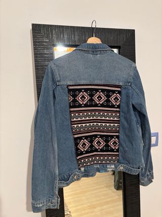 Chaqueta tejana oversize con detalles étnicos