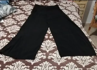 Pantalón de vestir negro flare de cintura alta.