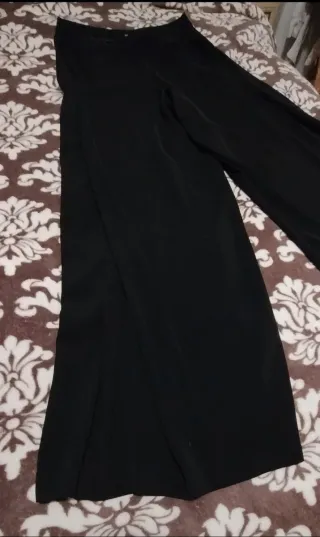 Pantalón de vestir negro flare de cintura alta.