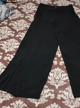 Pantalón de vestir negro flare de cintura alta.