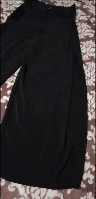 Pantalón de vestir negro flare de cintura alta.