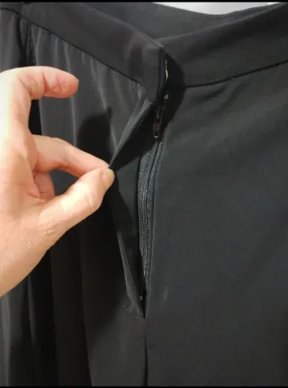 Pantalón de vestir negro flare de cintura alta.