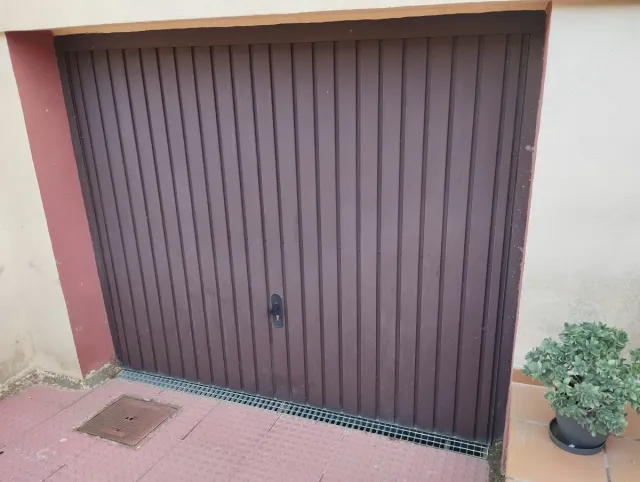 Puerta de garaje elevable marrón