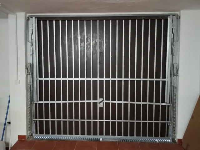 Puerta de garaje elevable marrón