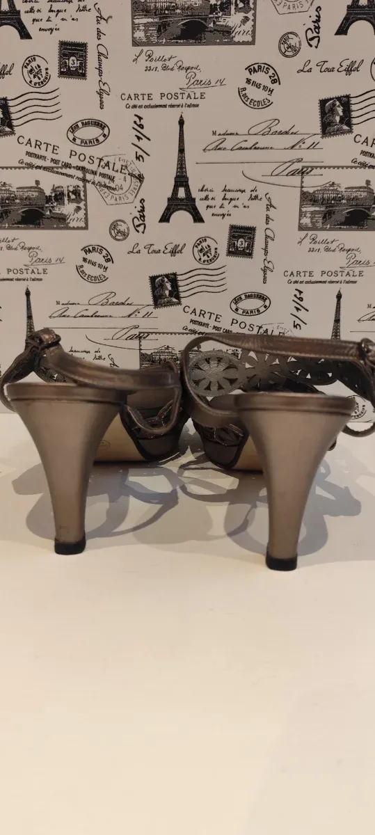 Sapatos de salão dourados e prateados