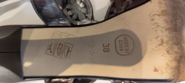 Sapatos de salão dourados e prateados