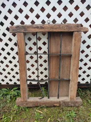 Ventana Antigua Madera con Rejas
