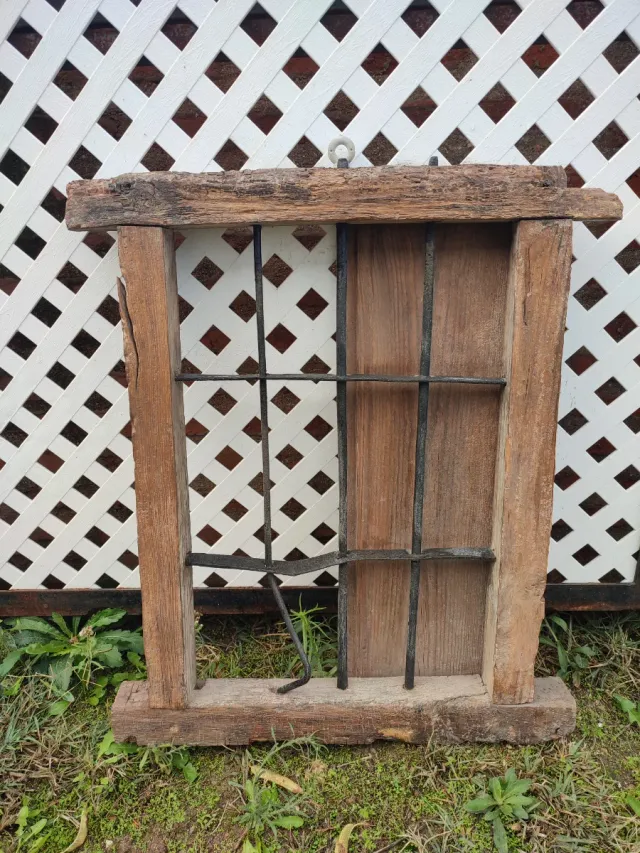 Ventana Antigua Madera con Rejas