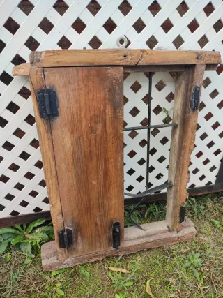 Ventana Antigua Madera con Rejas