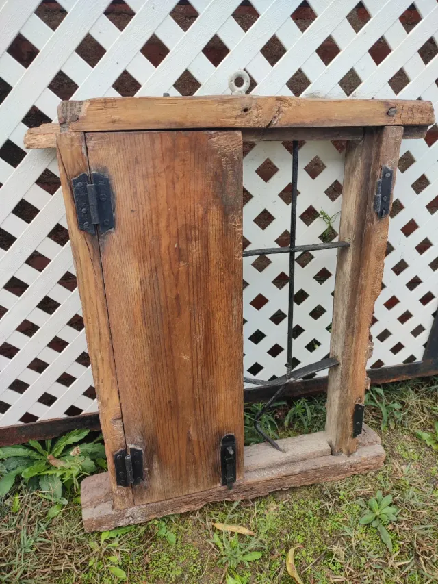 Ventana Antigua Madera con Rejas