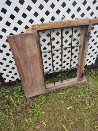 Ventana Antigua Madera con Rejas