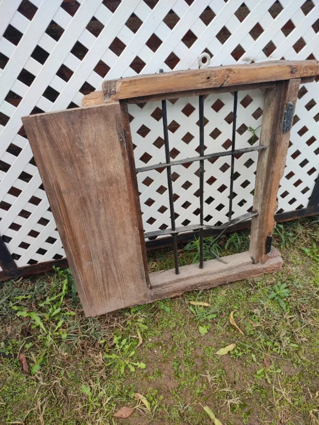 Ventana Antigua Madera con Rejas