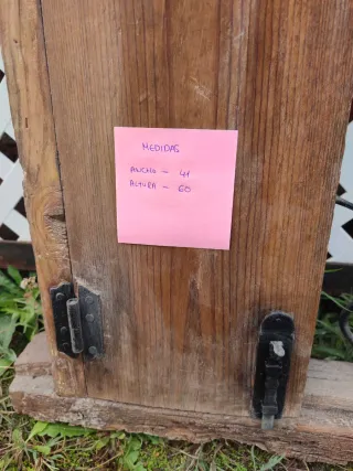 Ventana Antigua Madera con Rejas