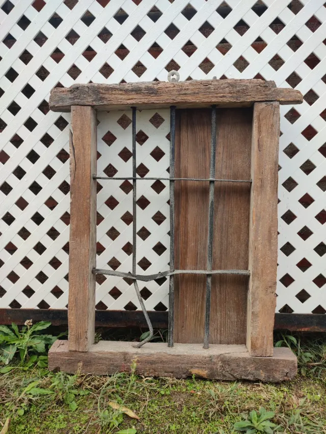 Ventana Antigua Madera con Rejas