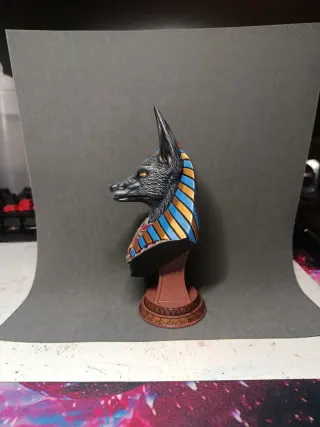 Figura resina Anubis pintada a mano.