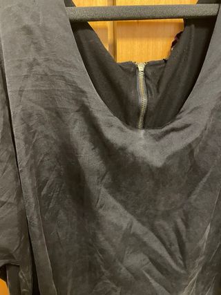 Blusa larga negra con cremallera