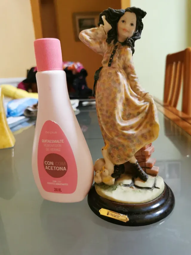 Figura decorativa niña con patitos