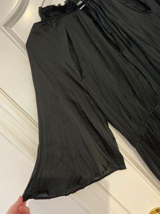 Vestido largo negro plisado satinado