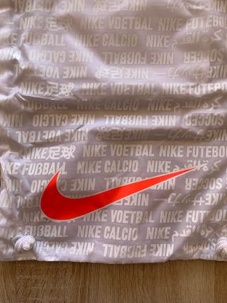Bolsa Nike plateada para zapatillas de futbol