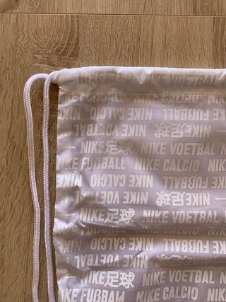 Bolsa Nike plateada para zapatillas de futbol