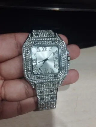 Reloj plateado con diamantes de imitación