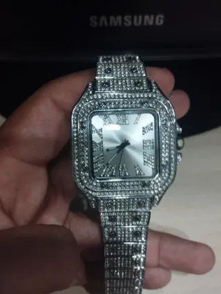 Reloj plateado con diamantes de imitación