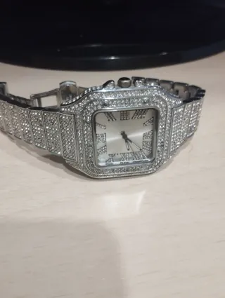 Reloj plateado con diamantes de imitación