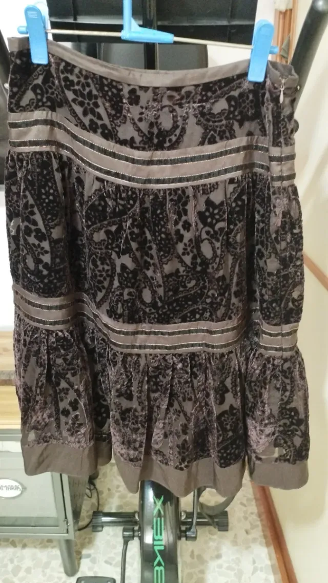 Falda midi estampada terciopelo marrón chocolate