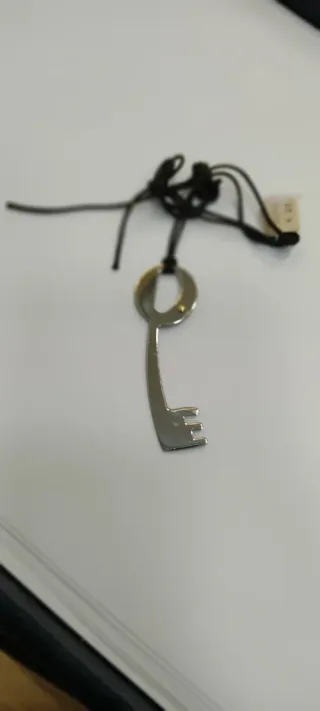 Colgante de acero plateado