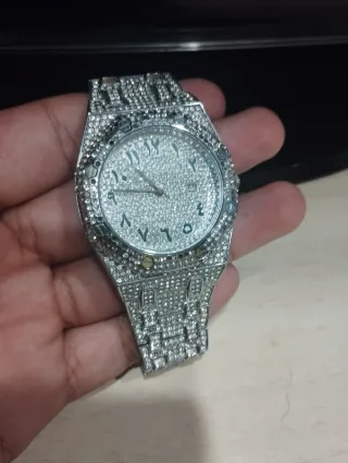Reloj de plata con diamantes de imitación