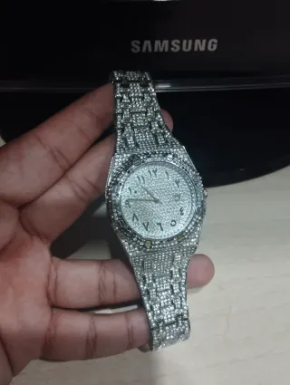 Reloj de plata con diamantes de imitación