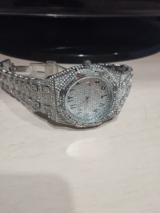 Reloj de plata con diamantes de imitación