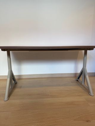 Mesa de escritorio madera y metal.
