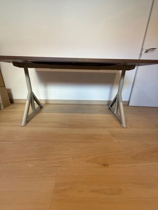 Mesa de escritorio madera y metal.