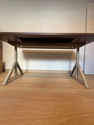 Mesa de escritorio madera y metal.